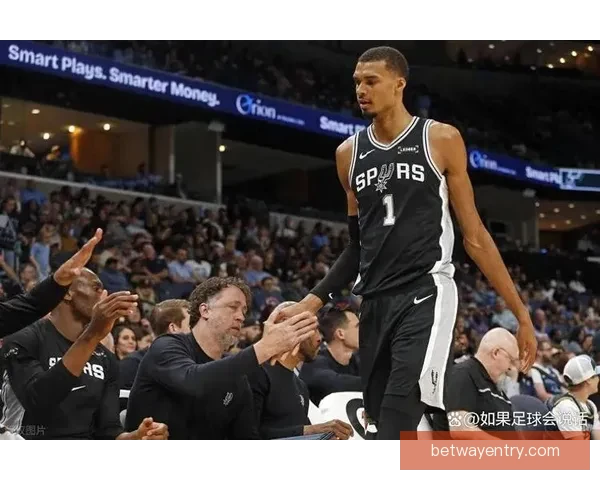 马刺豪取七连胜大胜灰熊锁定季后赛 文班19分15篮板7盖帽助力23胜